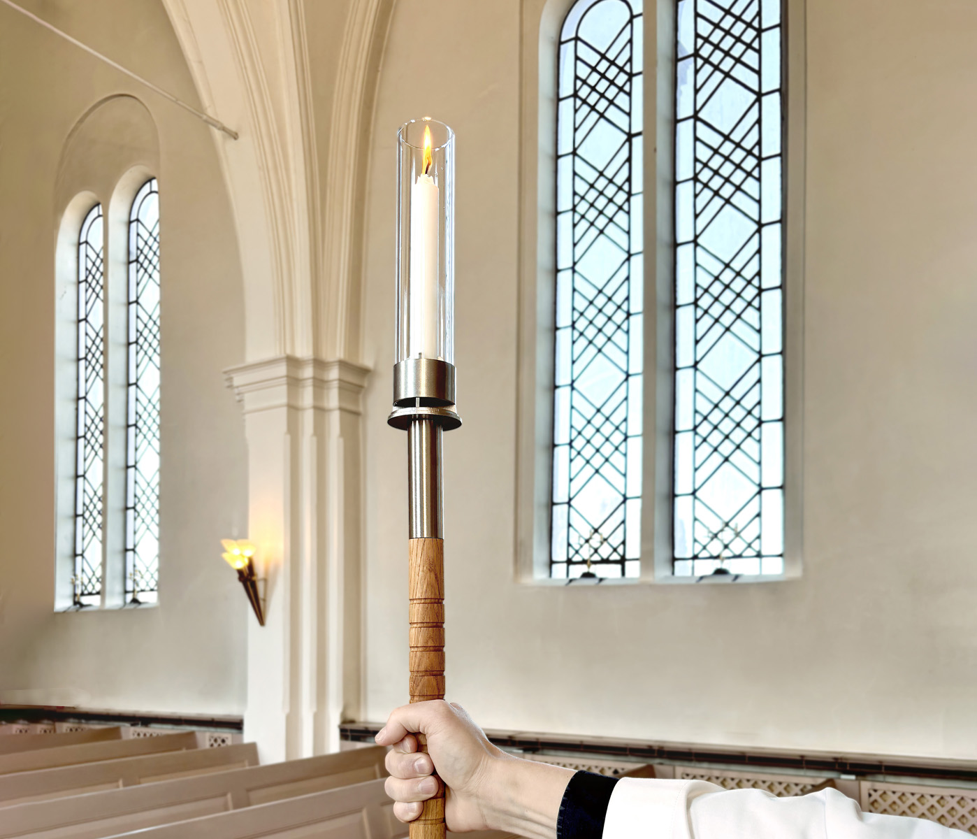 Eos processionsljusstake i kyrkorum från Hi Unity