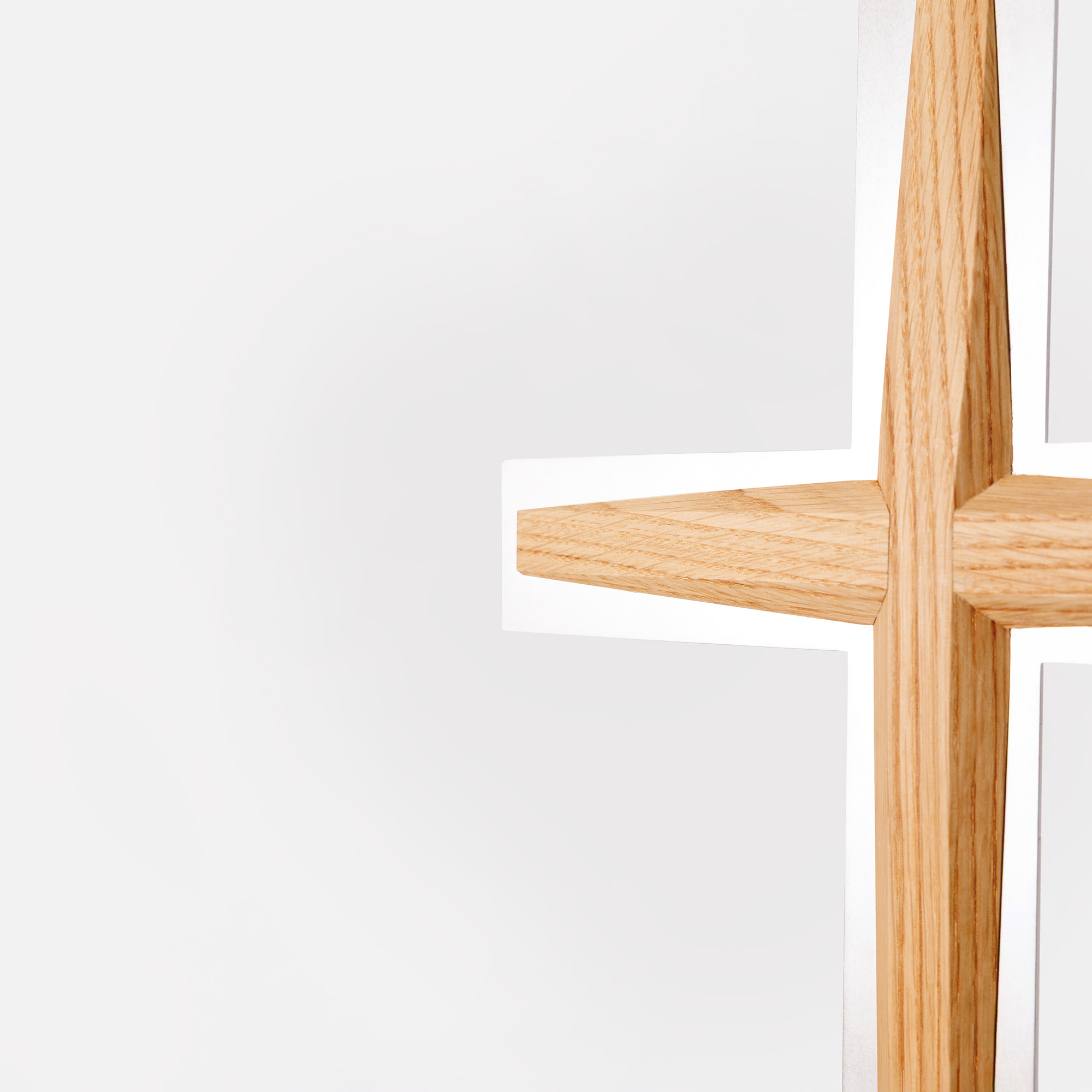 Detalj av Eos processionskors i stål och ek från Hi Unity
